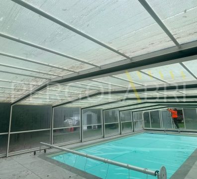 Abri de piscine Eureka de 7 modules à Vannes avant la rénovation de sa toiture
