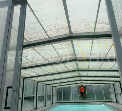 Plaques de toiture usées d’un abri de piscine Eureka à Vannes avant remplacement