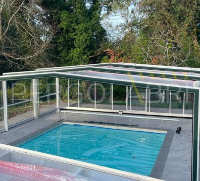 Nettoyage de la structure blanche de l’abri de piscine Eureka à Vannes