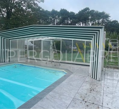 Abri de piscine Eureka à Vannes nettoyé pendant le chantier de rénovation