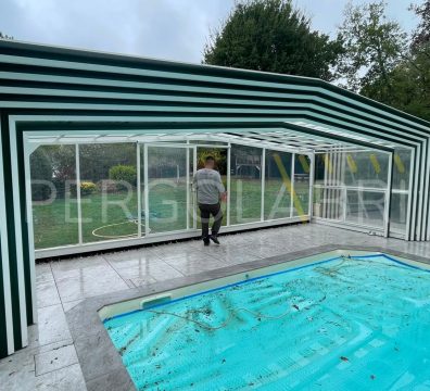 Retrait des anciennes plaques de toiture d’un abri de piscine Eureka à Vannes