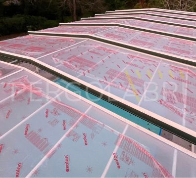 Abri de piscine Eureka 7 modules à Vannes avec sa toiture neuve