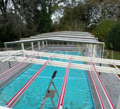 Pose des nouvelles plaques de toiture sur l’abri de piscine Eureka à Vannes