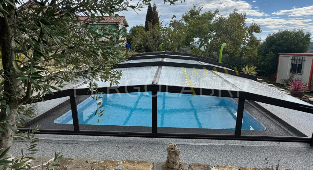 Abri Swim Protec aspect totalement neuf avec les nouvelles plaques en polycarbonate transparent et alvéolaire