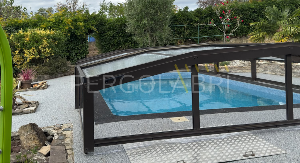 Vue de côté du chantier terminé de rénovation d'abri de piscine Swim Protec